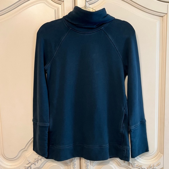 lululemon athletica Sweaters - Lululemon Women’s Long Sleeve High Neck Front Pocket Sweatshirt in Green, Size 4